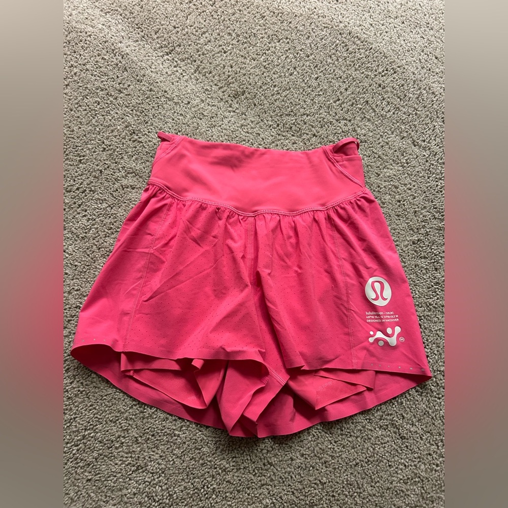 Lululemon Nulux Road to Trail High-Rise Short 4"
AIR-SENSE PERFORATIONS LIP GLOS